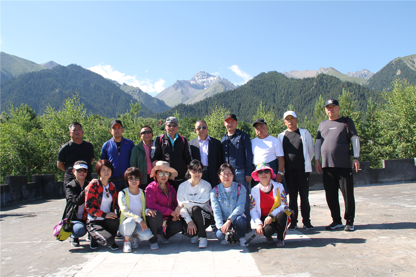 1564543757806670.png 圖為:副食公司員工和家屬在待普僧景區(qū)合影留念_副本.png